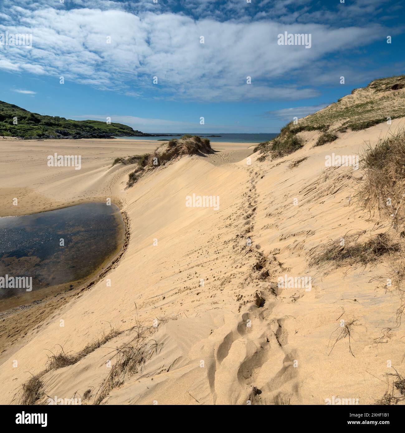 Impronte sulla sabbia lungo il percorso attraverso le dune di sabbia fino a Kiloran Beach, Isola di Colonsay, Scozia, Regno Unito Foto Stock