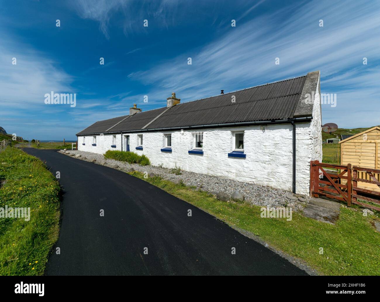 Grazioso "Crumble Cottage", cottage per le vacanze appena imbiancato con strada asfaltata nera appena ripavimentata, Uragaig, Isola di Colonsay, Scozia, Regno Unito. Foto Stock