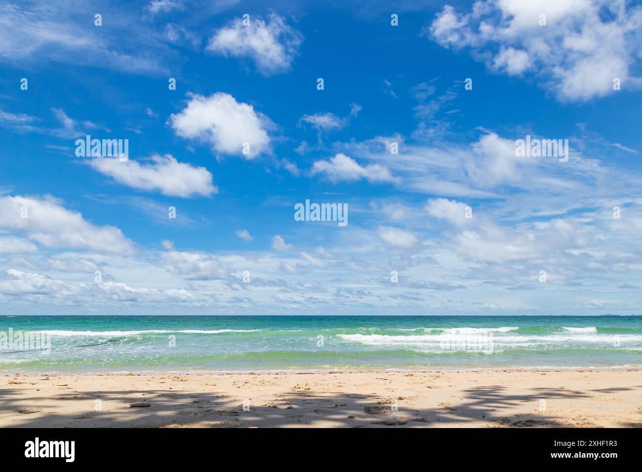 Spiaggia tropicale, mare turchese e cielo azzurro. Foto Stock