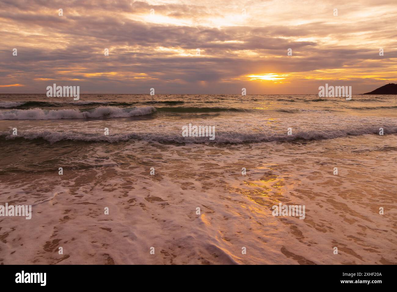 Le onde dell'oceano la sera prima della pioggia. Foto Stock