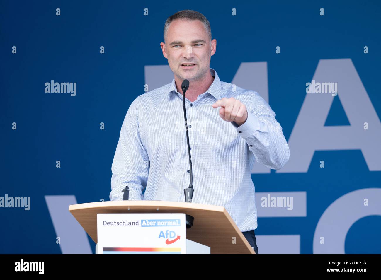 Dresda, Germania. 13 luglio 2024. Sebastian Wippel, membro dell'AfD del parlamento di stato, parla all'evento elettorale del suo partito per le elezioni statali a Schlossplatz. Crediti: Sebastian Kahnert/dpa/Alamy Live News Foto Stock