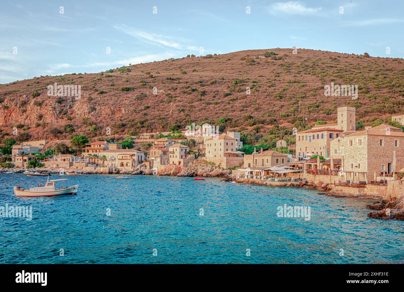 Vista di Limeni, un piccolo villaggio sulla penisola di mani nel Peloponneso della Grecia continentale e una popolare destinazione turistica. Foto Stock