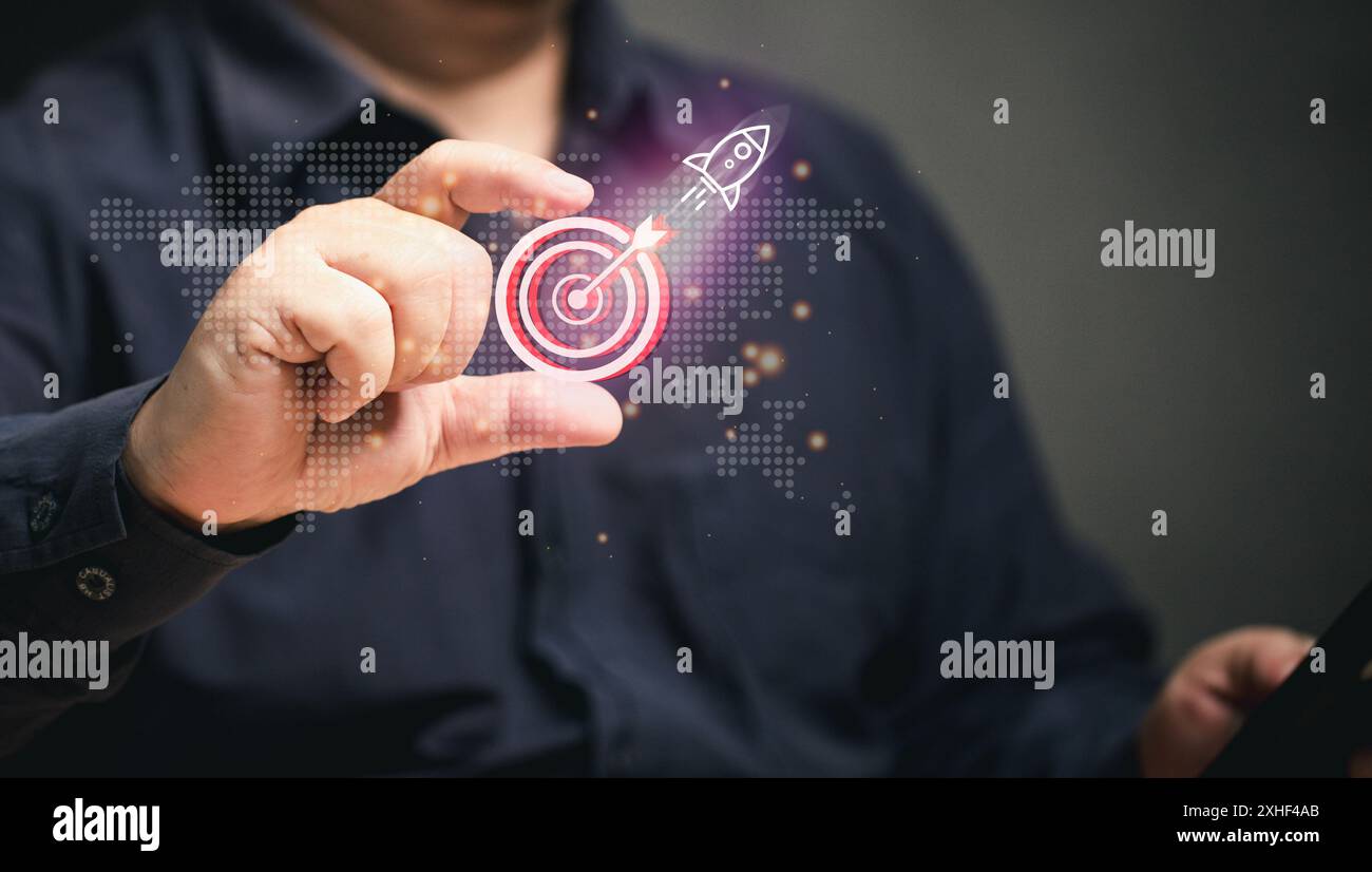 Gli uomini d'affari mantengono obiettivi e razzi, linee guida per la strategia di marketing globale su schermo virtuale. Sviluppo delle prestazioni di crescita dei risultati aziendali Foto Stock