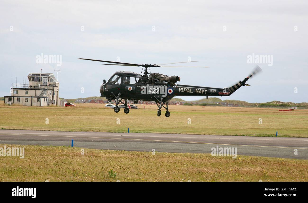 Un Wasp HA UN elicottero Mk1 XT420 della Royal Navy, che decolla dall'aeroporto di Blackpool, Blackpool, Lancashire Regno Unito sabato 13 luglio 2024. Foto Stock