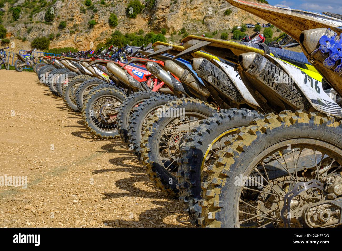 motociclette nel parco dopo la gara di motocross Foto Stock