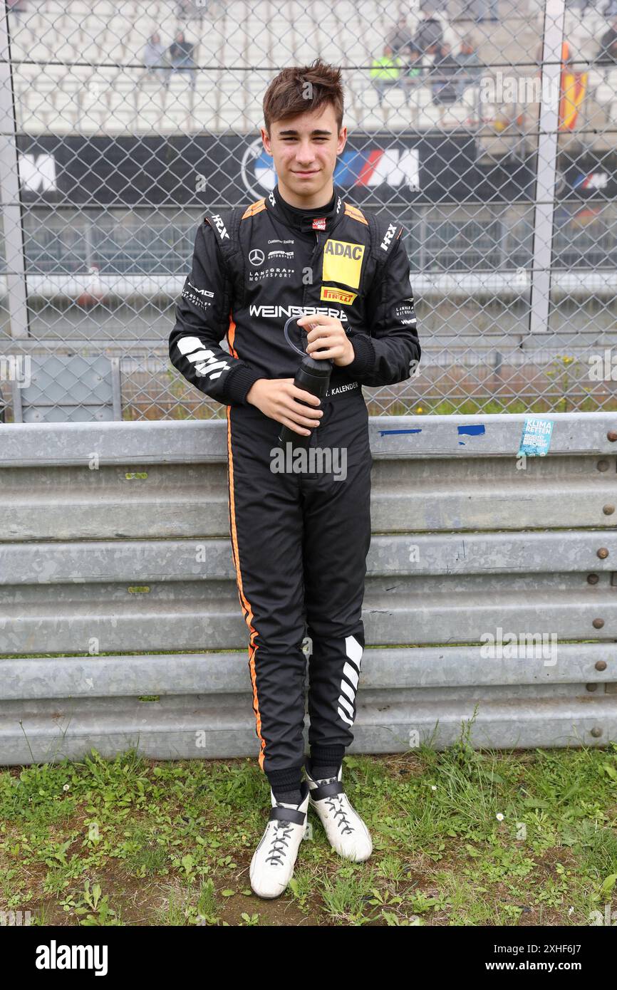 Tom Kalender (Hamm/Sieg), #1, Mercedes-AMG GT3, Team: Landgraf Motorsport (DEU), Wartet an der Leitschiene auf seinen Einsatz Motorsport, ADAC GT Masters, Nuerburgring, Rennen 5, Samstag, 13.07.2024 foto: Eibner-Pressefoto/Juergen Augst Foto Stock