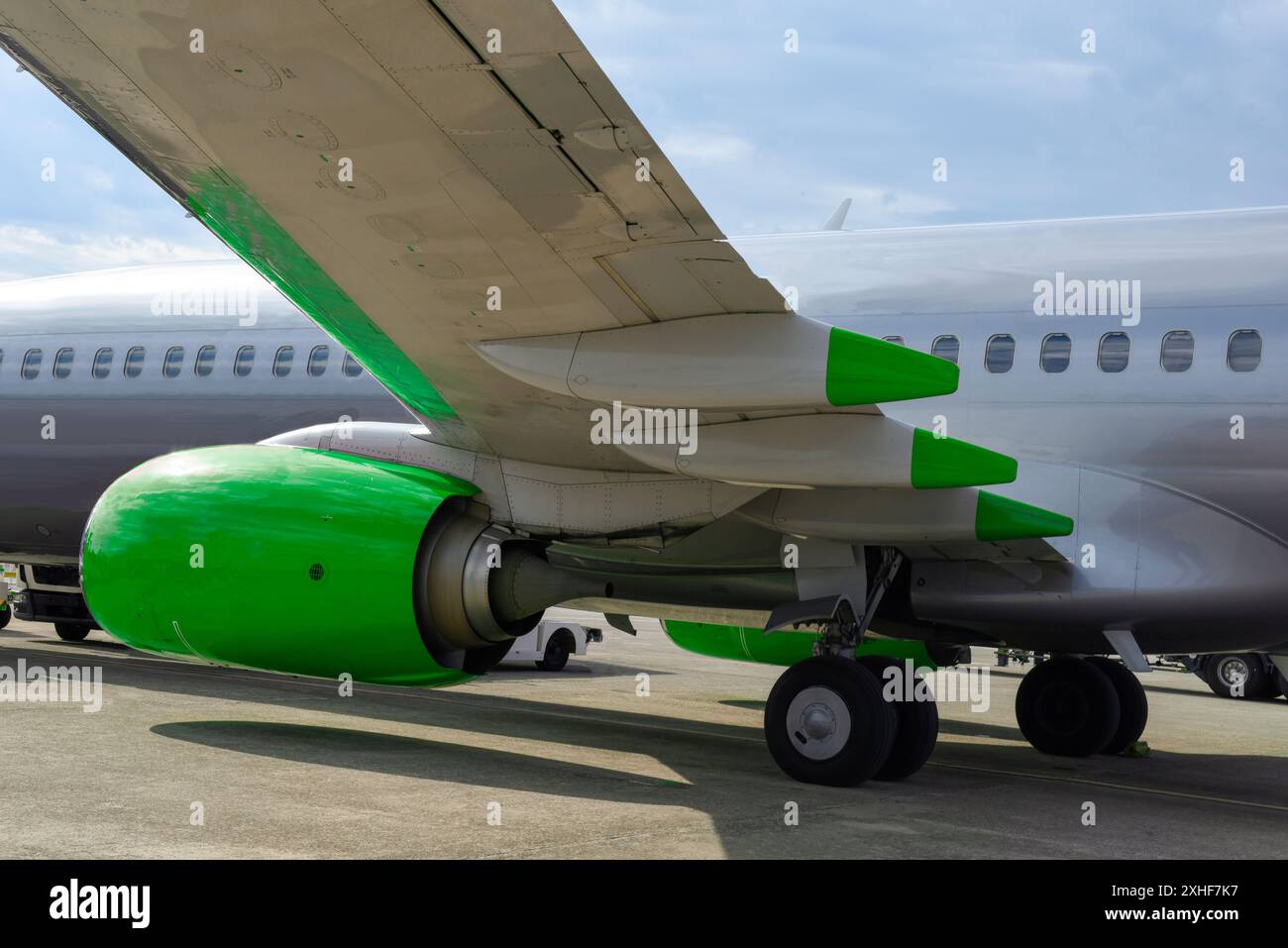 Concetto di carburante pulito per ridurre l'inquinamento atmosferico e i cambiamenti climatici derivanti dal volo e dal trasporto aereo Foto Stock