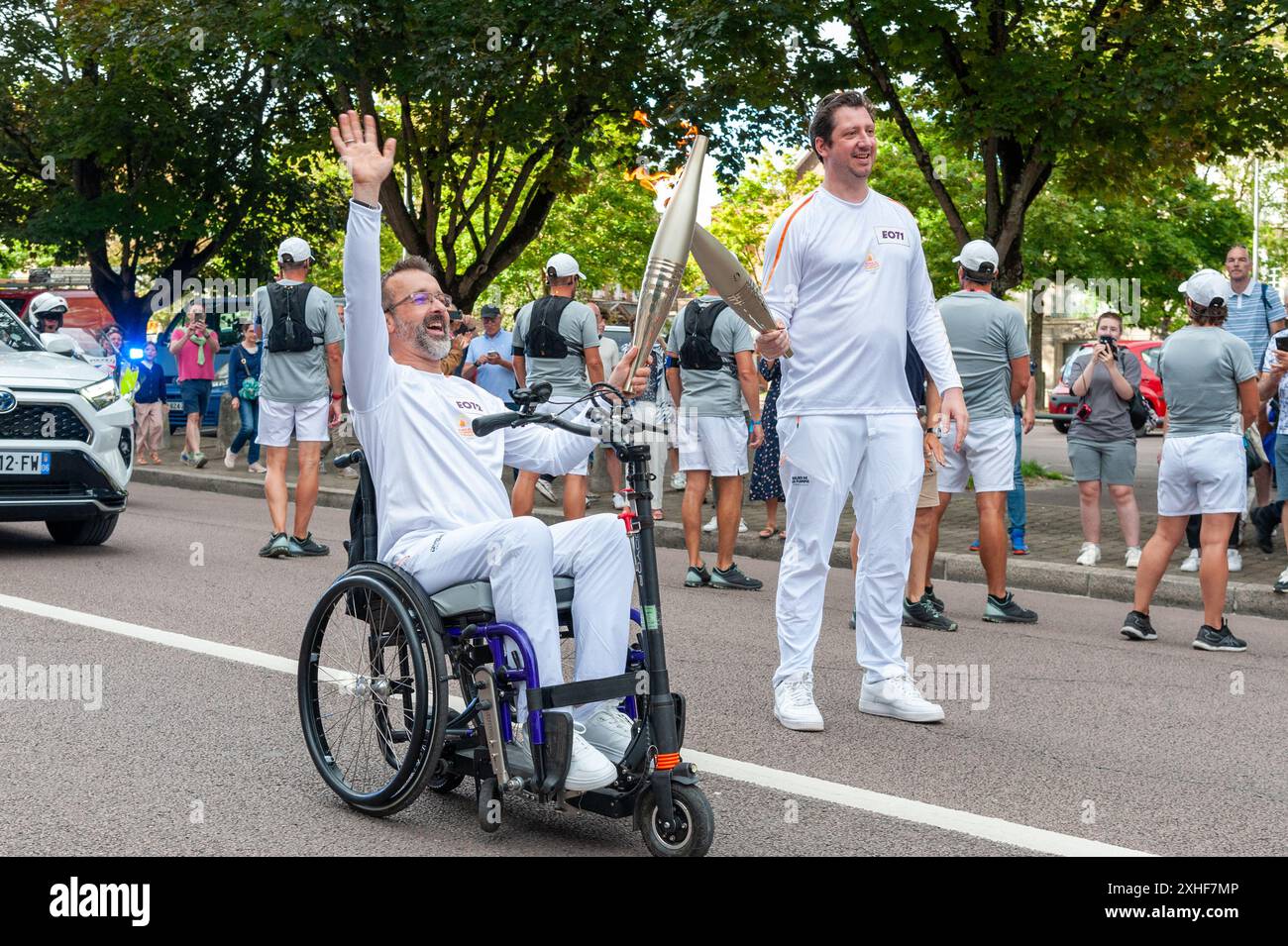 Troyes, Francia. 14 luglio 2024. Dopo il Tour de France, la torcia olimpica attraversa il cuore della città fiorita, Troyes. Aube, Francia, 13 luglio 2024. Foto di Helder Januario/ABACAPRESS. COM credito: Abaca Press/Alamy Live News Foto Stock