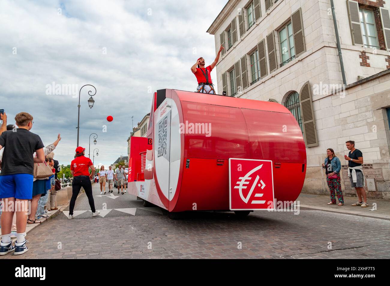 Troyes, Francia. 14 luglio 2024. Dopo il Tour de France, la torcia olimpica attraversa il cuore della città fiorita, Troyes. Aube, Francia, 13 luglio 2024. Foto di Helder Januario/ABACAPRESS. COM credito: Abaca Press/Alamy Live News Foto Stock