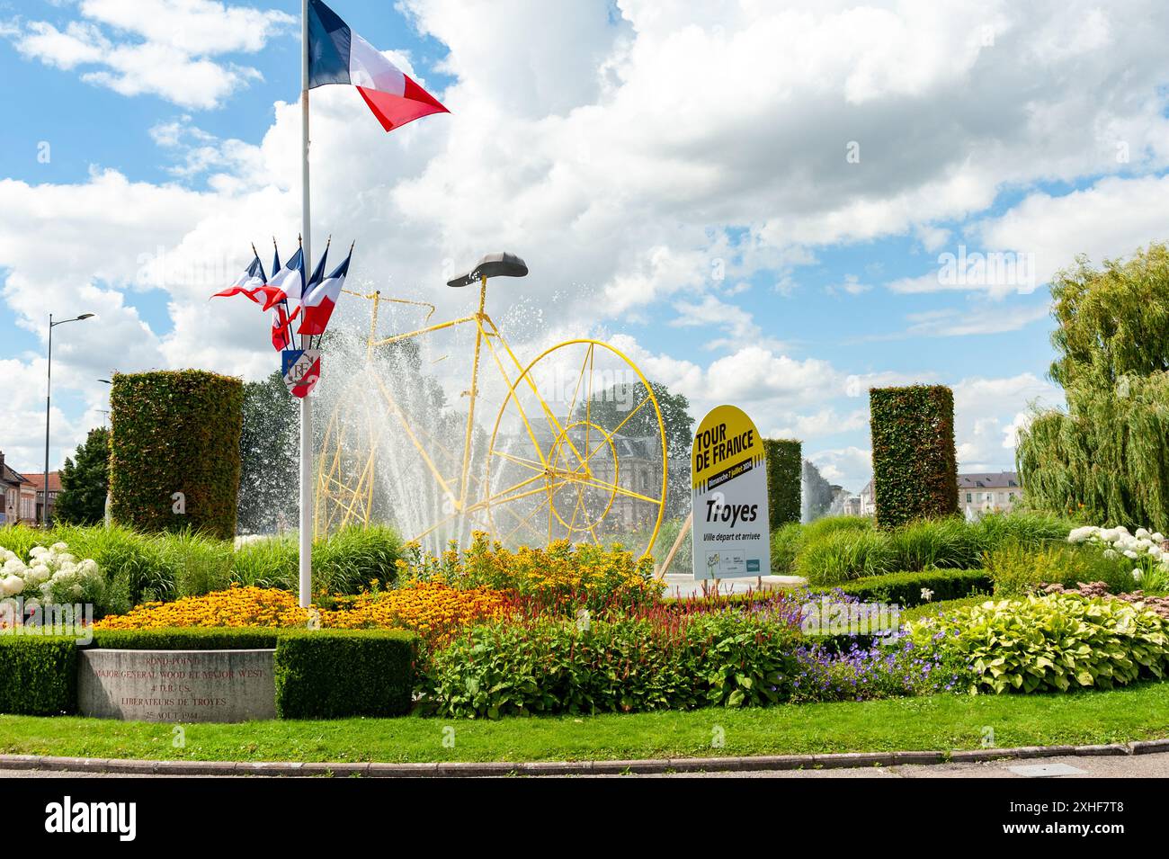 Troyes, Francia. 14 luglio 2024. Dopo il Tour de France, la torcia olimpica attraversa il cuore della città fiorita, Troyes. Aube, Francia, 13 luglio 2024. Foto di Helder Januario/ABACAPRESS. COM credito: Abaca Press/Alamy Live News Foto Stock