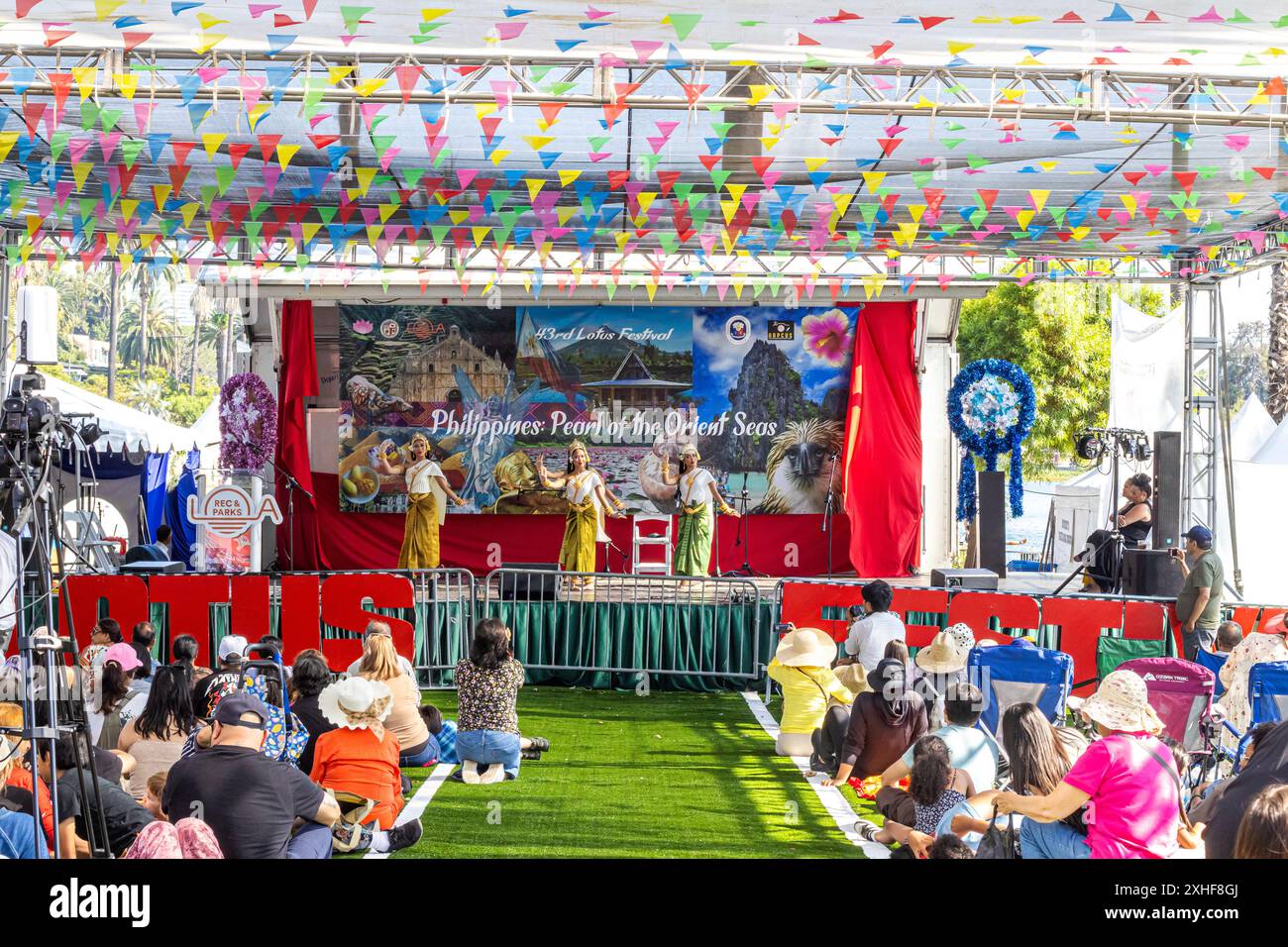 Los Angeles, Stati Uniti. 13 luglio 2024. I ballerini della Nusantara Dance Company si esibiscono sul palco principale del 43° Lotus Festival annuale a Echo Park, Los Angeles, California. Il tema di quest'anno era la gente e la cultura delle Filippine; il festival celebra la cultura del Sud-est asiatico. Crediti: Stu Gray/Alamy Live News Foto Stock