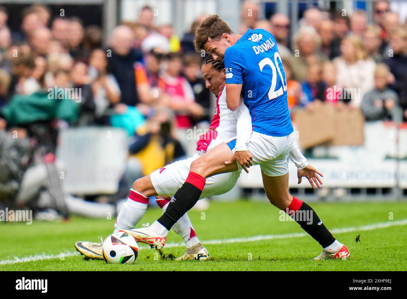 WEZEP, PAESI BASSI - 13 LUGLIO: Kian Fitz-Jim dell'AFC Ajax e Kieran Dowell dei Rangers FC combattono per il possesso durante l'amichevole pre-stagione tra AFC Ajax e Rangers FC allo Sportpark Mulderssingel il 13 luglio 2024 a Wezep, Paesi Bassi. (Foto di Rene Nijhuis) Foto Stock