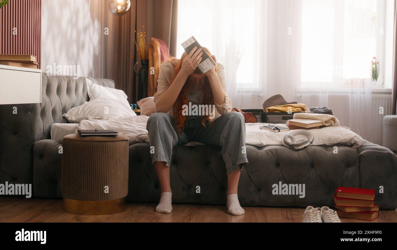 Triste turbata stressata donna caucasica in camera da letto mancato ritardo aeroporto cancellazione aereo volo cancellato ragazza ragazza soffre biglietti problema passaporto Foto Stock