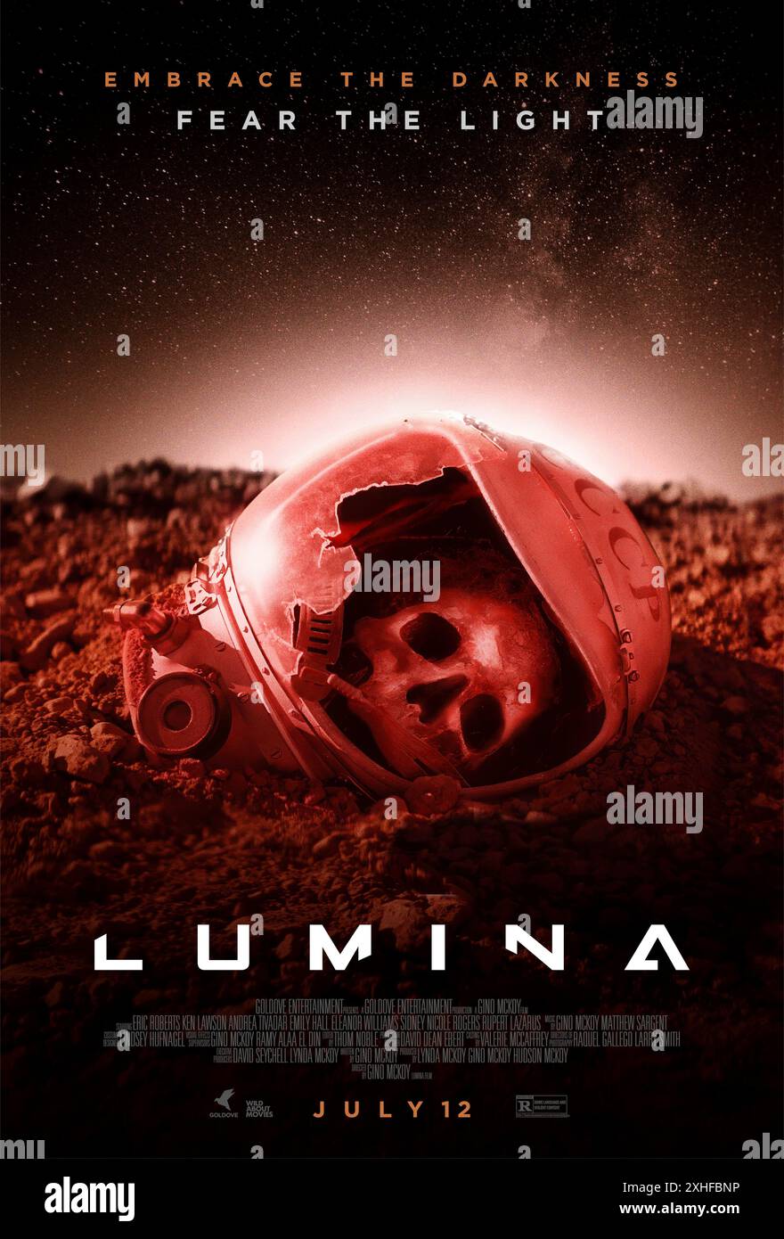 Lumina (2024), diretto da Gino McKoy e interpretato da Eric Roberts, Emily Hall e Andrea Tivadar. Horror fantascientifico su quattro amici che cercano disperatamente il loro amico rapito che improvvisamente scompare in un lampo di luce accecante. US un foglio poster ***SOLO PER USO EDITORIALE***. Crediti: BFA / Goldove Entertainment Foto Stock