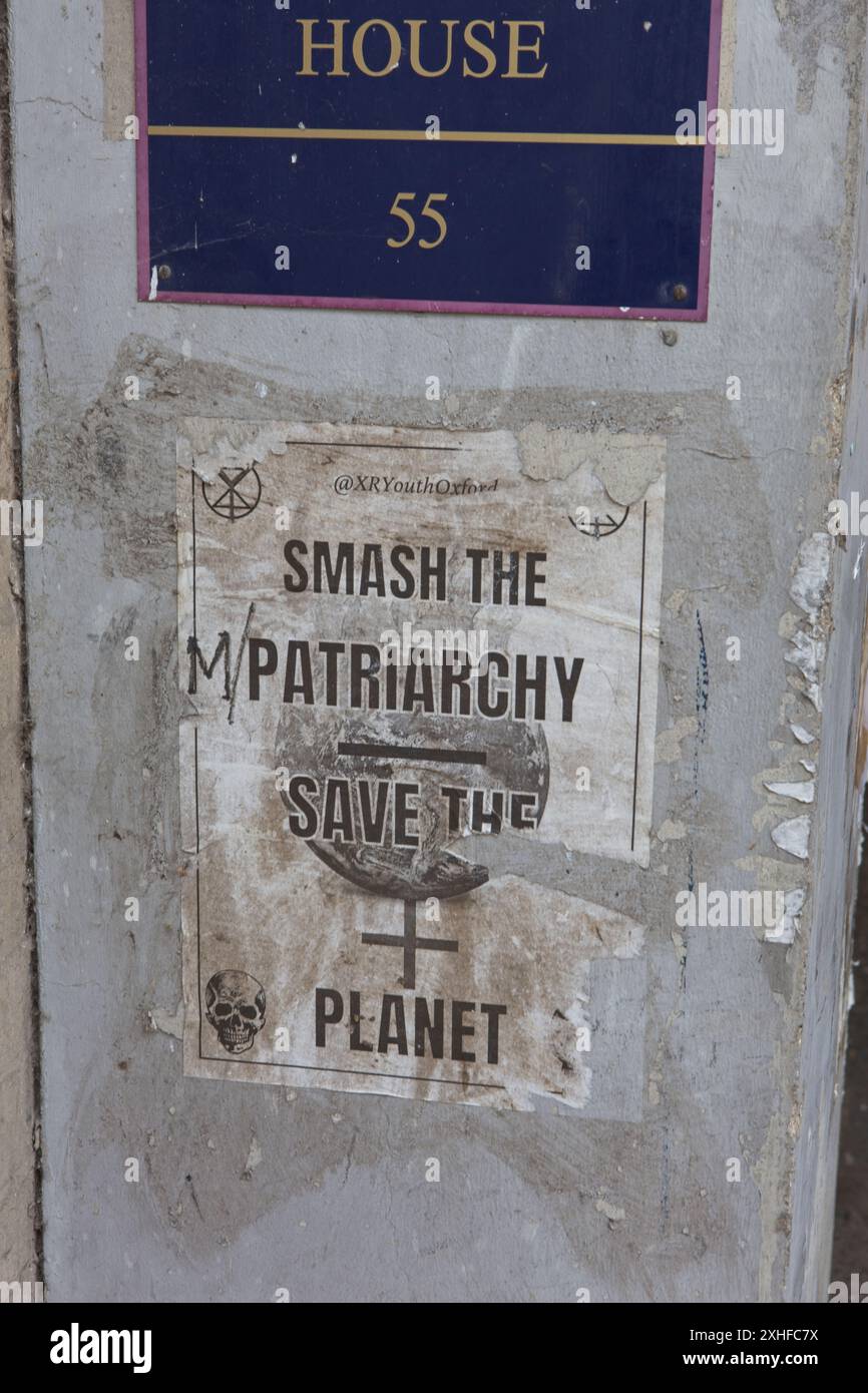 Extinction Rebellion flyposter a Oxford. "Smash the Patriarcy: Save the Planet" Foto Stock