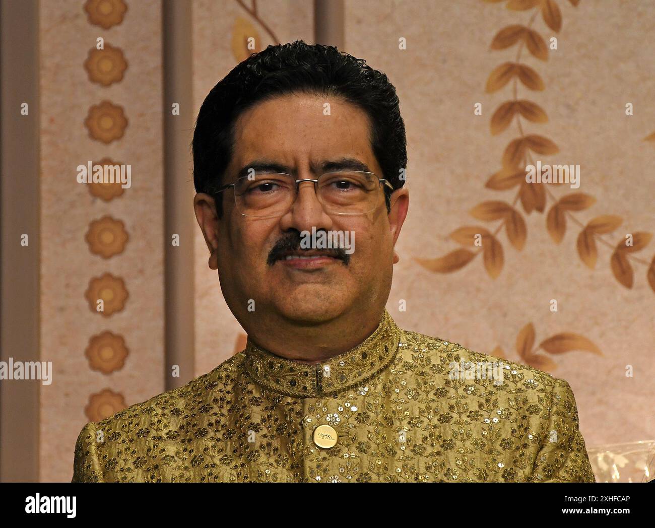 Mumbai, India. 13 luglio 2024. Presidente del gruppo Aditya Birla, Kumar Mangalam Birla posa per una foto sul tappeto rosso durante la cerimonia di benedizione della coppia di novelli Anant Ambani e Radhika Merchant a Mumbai. Credito: SOPA Images Limited/Alamy Live News Foto Stock