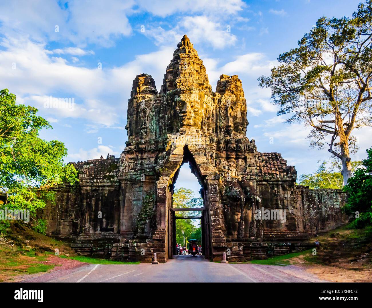 Splendida vista della porta Sud del complesso Angkor Thom, Siem Reap, Cambogia Foto Stock