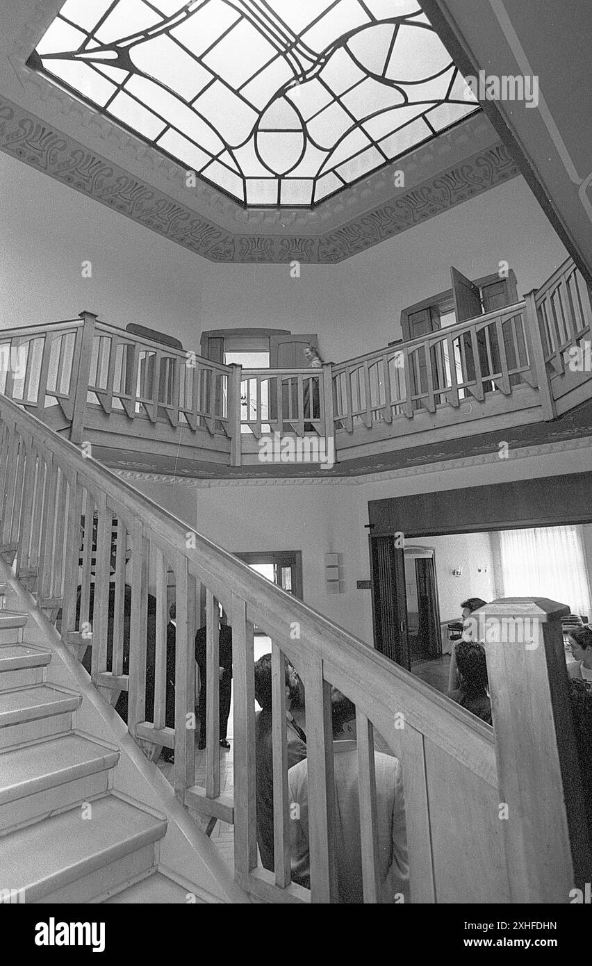 Villa Esche 25.04.1996, Chemnitz, Parkstraße 58, Villa Esche im Chemnitzer Stadtteil Kapellenberg ist eine vom belgischen Architekten und Gestalter Henry van de Velde in den Jahren 1902/1903 erbaute und 1911 erweiterte Jugendstil-Villa. Zustand vor der Sanierung. *** Villa Esche 25 04 1996, Chemnitz, Parkstraße 58, Villa Esche nel quartiere Kapellenberg di Chemnitz è una villa Art Nouveau costruita dall'architetto e designer belga Henry van de Velde nel 1902 1903 e ampliata nel 1911 in condizioni di ristrutturazione Foto Stock