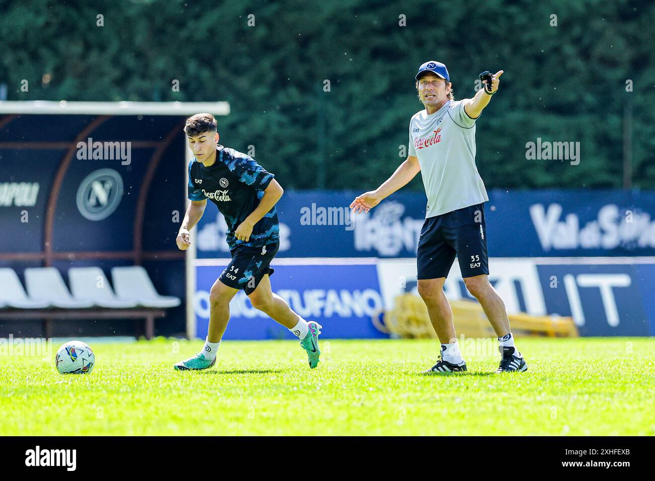 L'allenatore italiano del Napoli Antonio Conte durante il campo di allenamento pre-stagione 2024-25 della SSC Napoli in val di sole in Trentino, Dimaro Folgarida Foto Stock