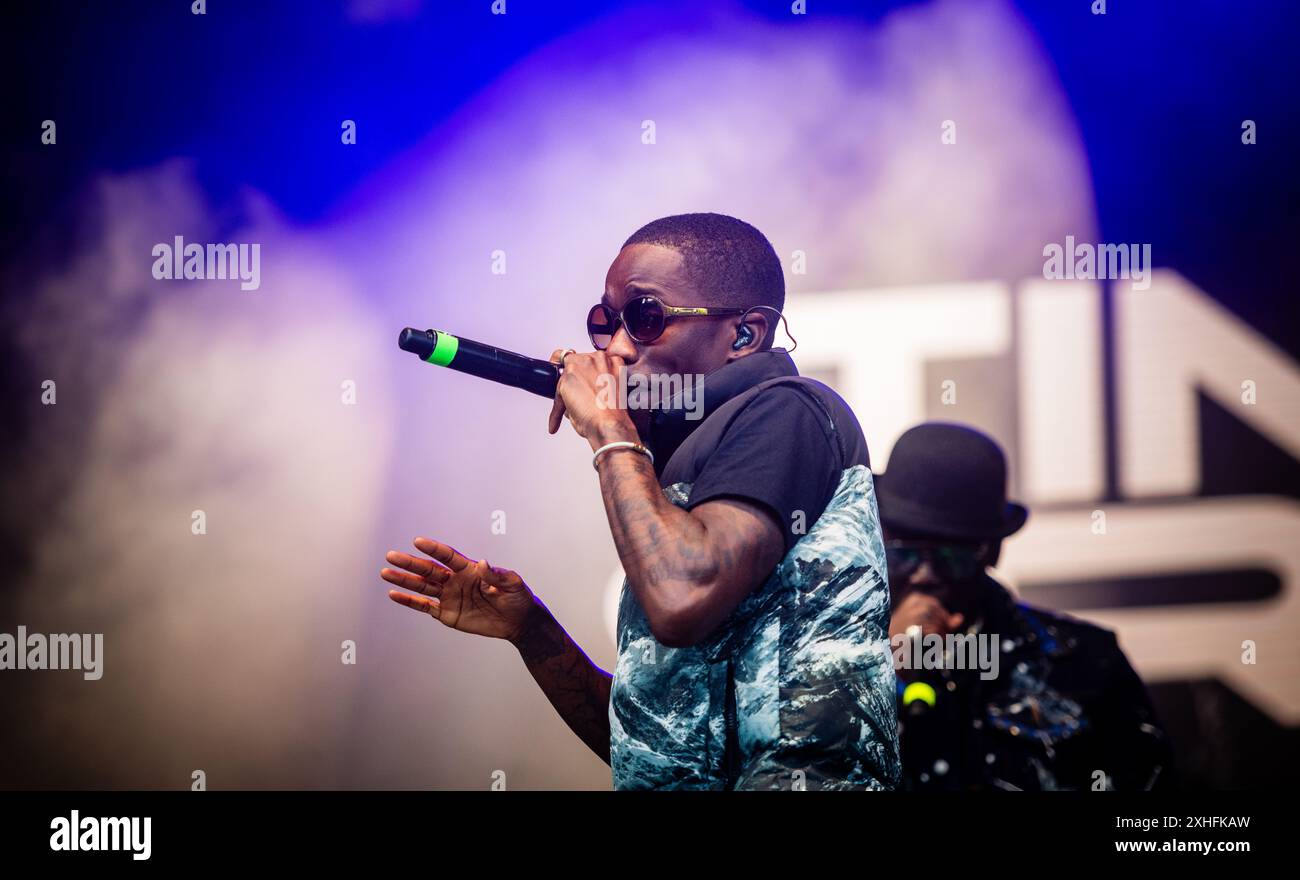Il rapper ghanese e britannico Tinchy Stryder si esibiscono dal vivo durante l'ultima sessione eden del 2024 Foto Stock