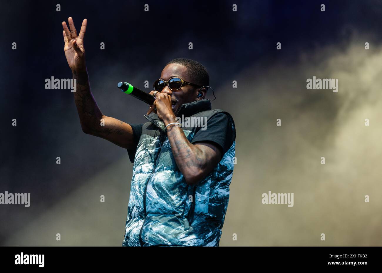 Il rapper ghanese e britannico Tinchy Stryder si esibiscono dal vivo durante l'ultima sessione eden del 2024 Foto Stock