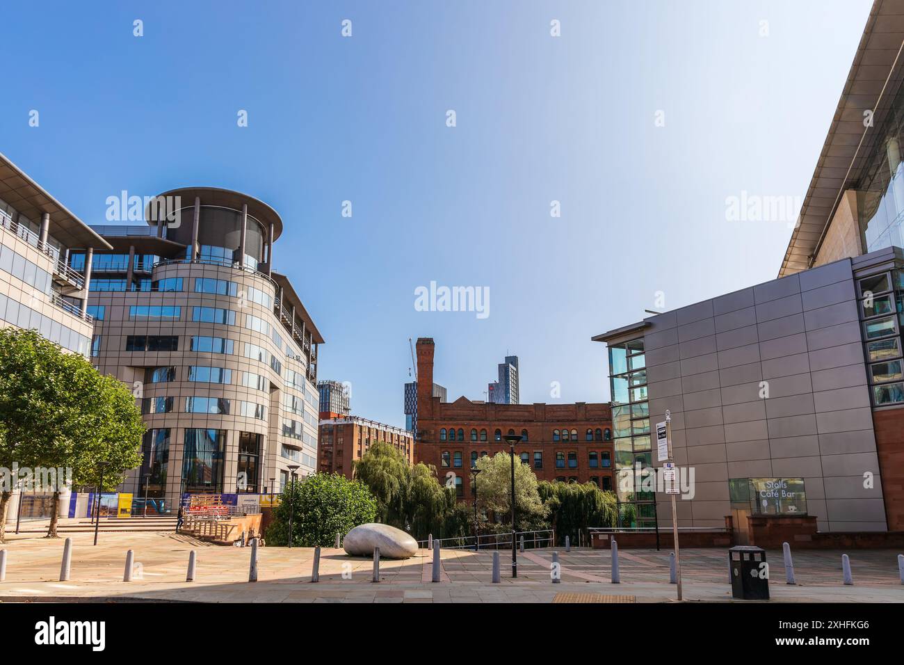 Edifici per uffici post-moderni, rivestiti in vetro e granito grigio pallido nella storica Piazza Barbirolli a Manchester. Foto Stock