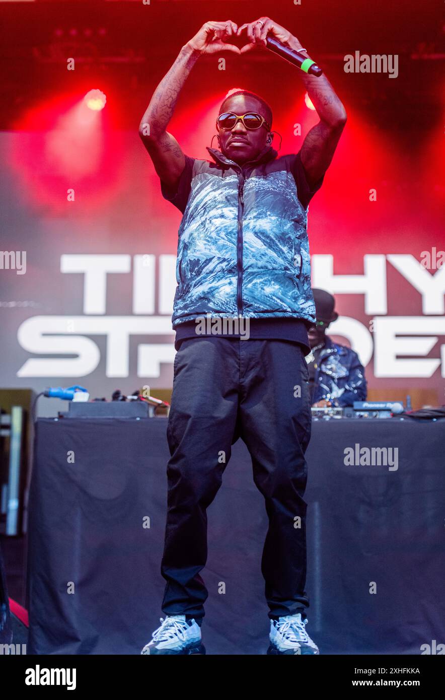 Il rapper ghanese e britannico Tinchy Stryder si esibiscono dal vivo durante l'ultima sessione eden del 2024 Foto Stock