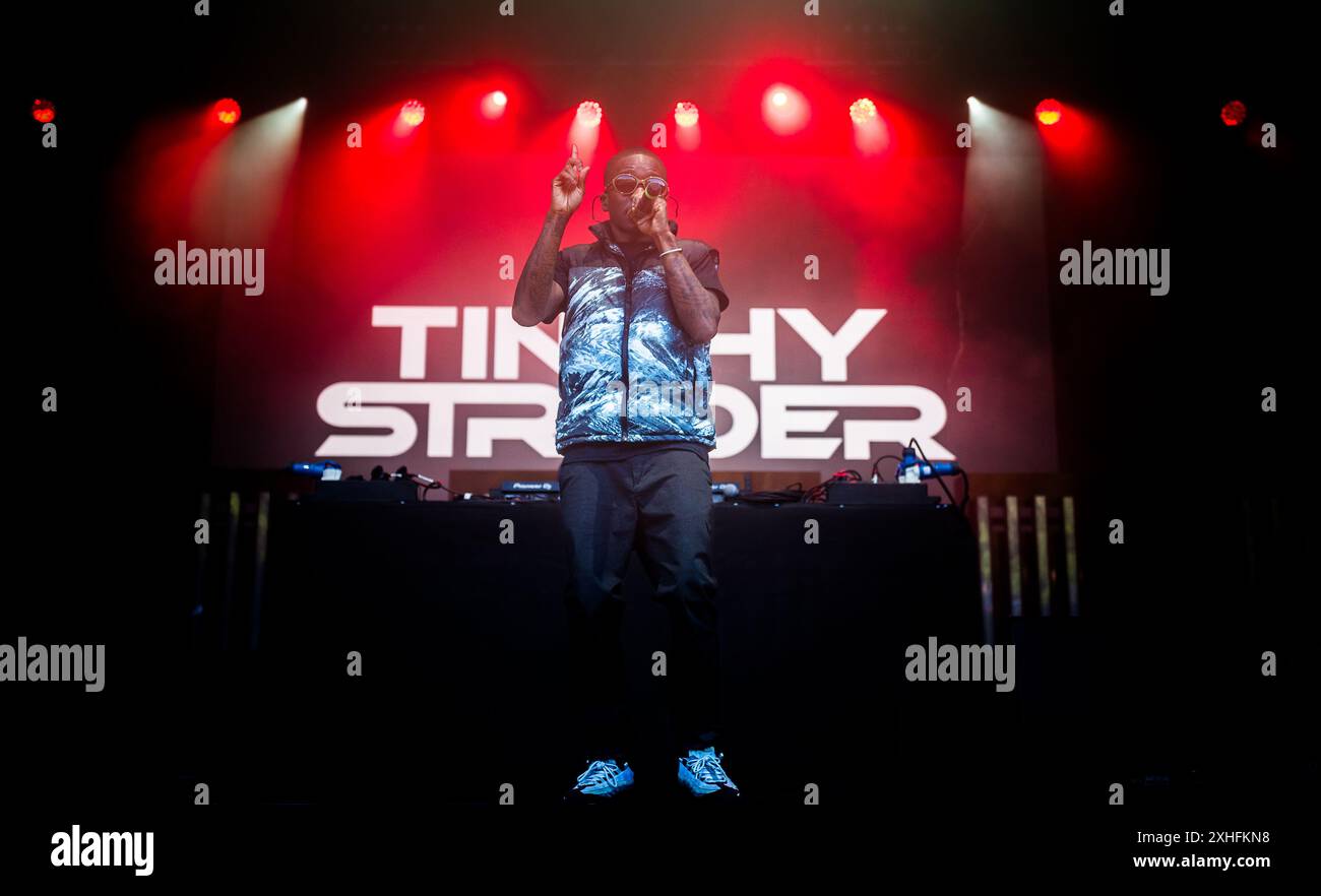 Il rapper ghanese e britannico Tinchy Stryder si esibiscono dal vivo durante l'ultima sessione eden del 2024 Foto Stock