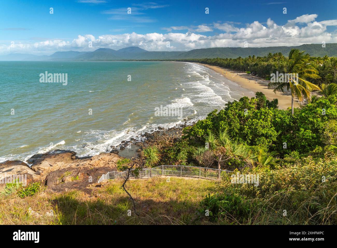 Maestosa spiaggia tropicale di sabbia dorata Four Mile Beach a Port Douglas, Queensland, Australia. E' una delle spiagge piu' popolari e conosciute in Tropical Foto Stock