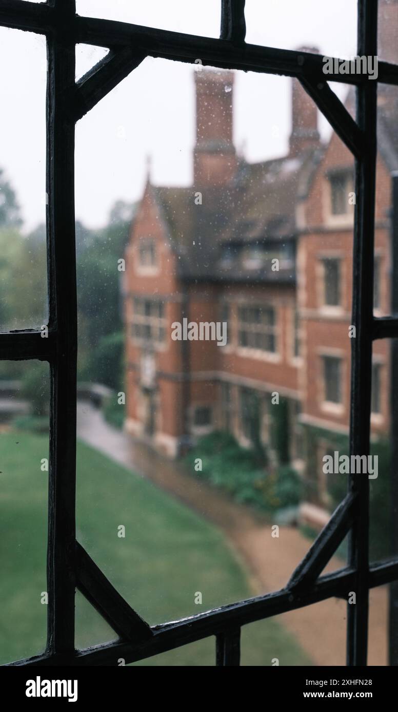 Parte di Una splendida dimora signorile vista attraverso una delle finestre della camera da letto in Un giorno di pioggia, con profondità di messa a fuoco bassa Foto Stock