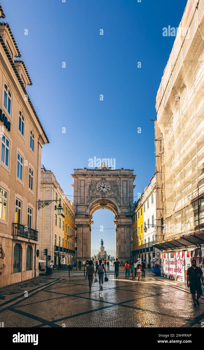 L'Arco di Rua Augusta è un edificio storico in pietra, simile ad un arco commemorativo, nonché attrazione turistica a Lisbona, Portogallo, sulla Praca do Comercio Foto Stock