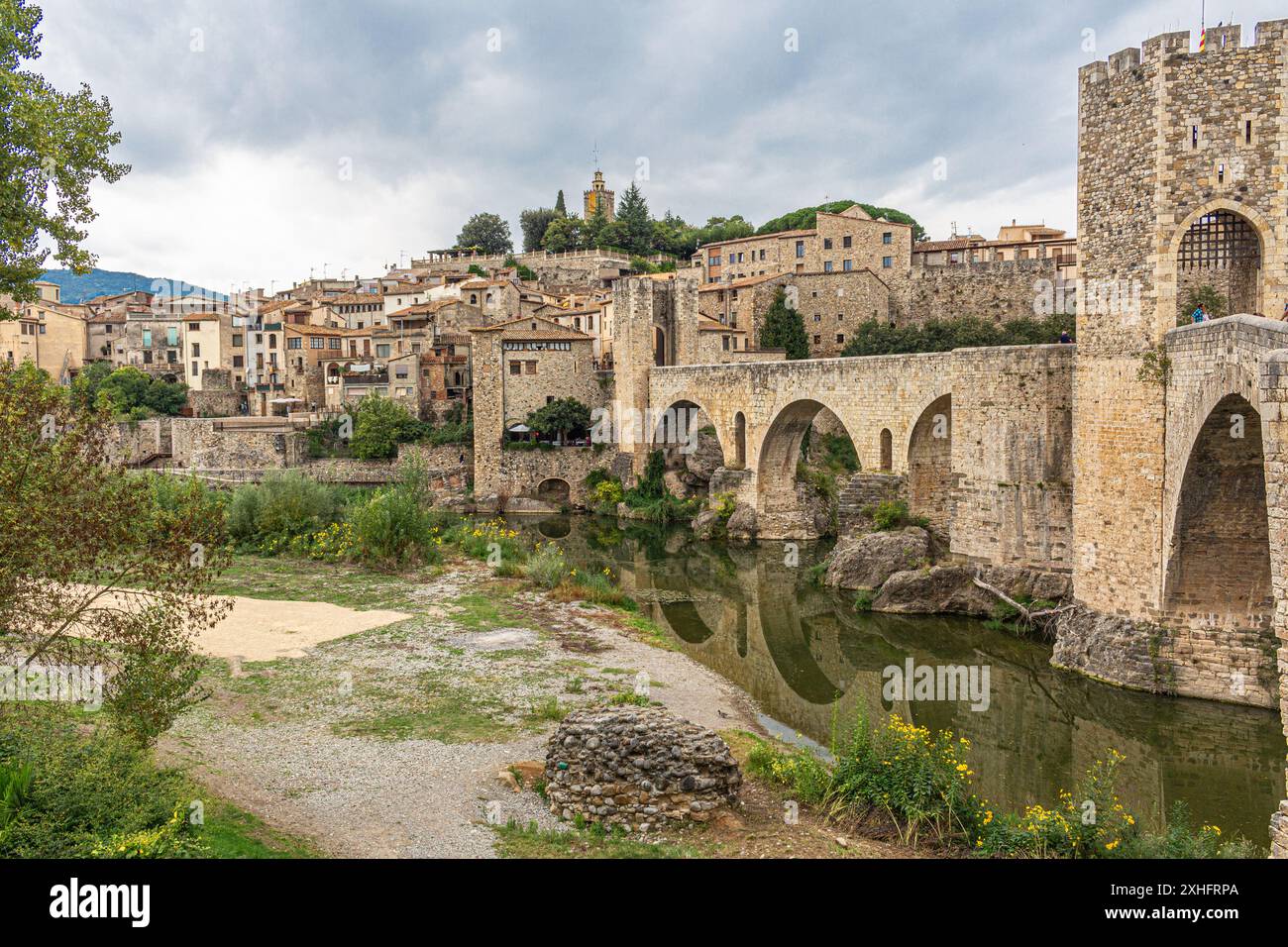 La città medievale di Besalu, Contea di Comarca, Girona, Spagna famosa per il suo romantico ponte sul fiume Fluvia Foto Stock