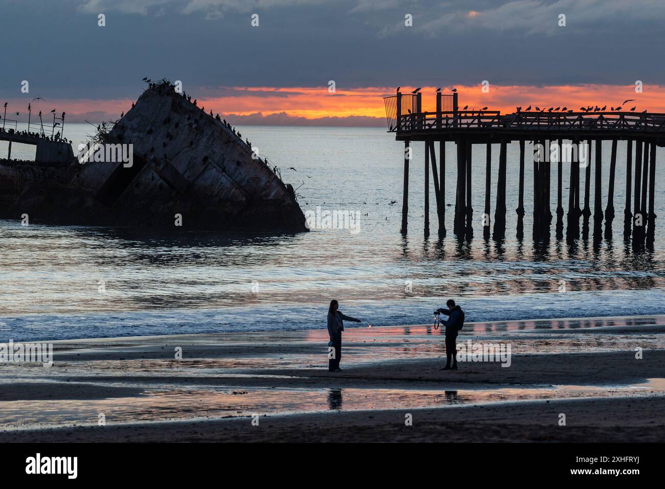 Silhoutte della SS Palo Alto, un vecchio naufragio della seconda guerra mondiale, intorno al tramonto al largo della costa di Aptos, California, vicino alla spiaggia di seacliff. Foto Stock