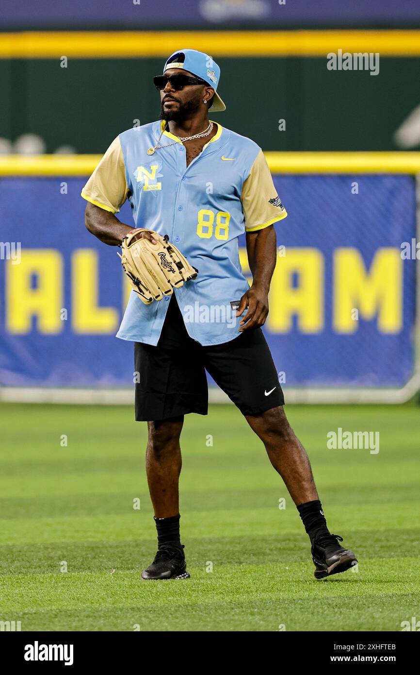 Arlington, Stati Uniti. 13 luglio 2024. L'ex giocatore dei Dallas Cowboys Dez Bryant (88) attende in campo centrale l'All-Star Celebrity Softball Game presentato da Corona al Globe Life Field come parte dell'All Star Week che ha portato all'All Star Game di Arlington, Texas, sabato 13 luglio 2024. Foto di Matt Pearce/UPI credito: UPI/Alamy Live News Foto Stock