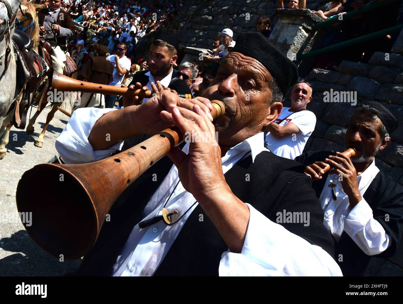 I musicisti accolgono gli ospiti durante la cerimonia di nozze di Galicnik nel villaggio di Galicnik, Repubblica di Macedonia del Nord, 14 luglio 2024. Ogni anno, gli abitanti del villaggio di Galicnik celebrano un matrimonio estivo pubblico nel giorno ortodosso del Santo Patrono Petrovden San Pietro. IMAGO/PETR STOJANOVSKI Foto Stock