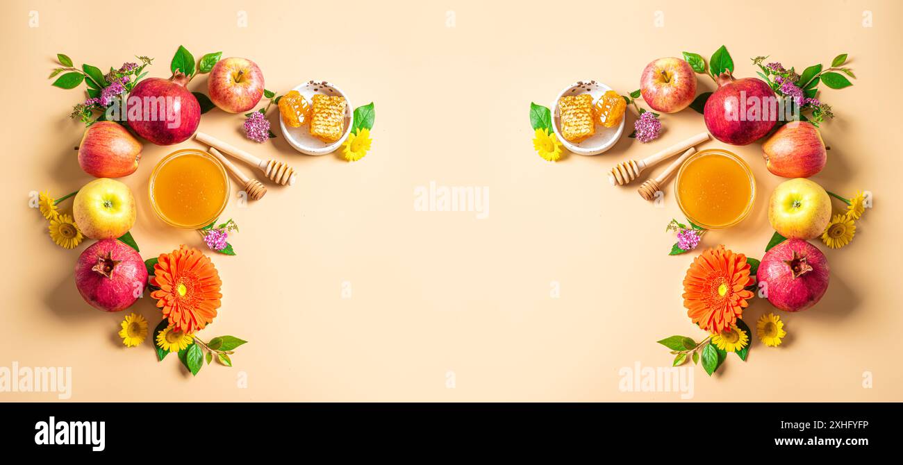 Rosh Hashanah festività del capodanno ebraico. Modello di biglietto d'auguri con simboli tradizionali: Mele, miele, melograno e fiori estivi isolati o Foto Stock