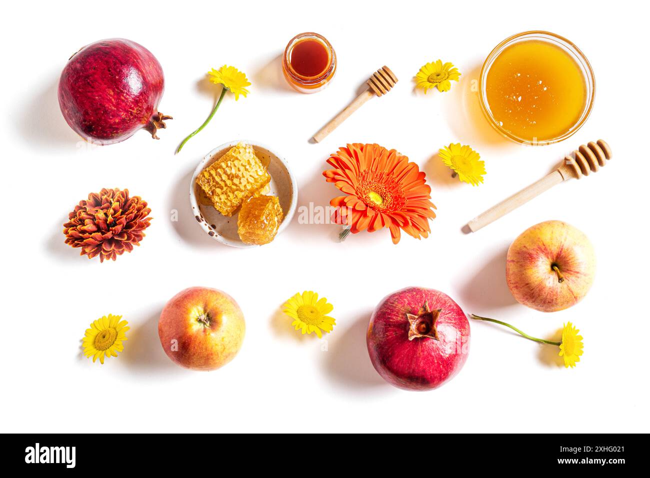 Rosh Hashanah modello creativo per le festività del capodanno ebraico. Disposizione dei simboli tradizionali: Mele, miele, melograno e fiori isolati su un dorso bianco Foto Stock