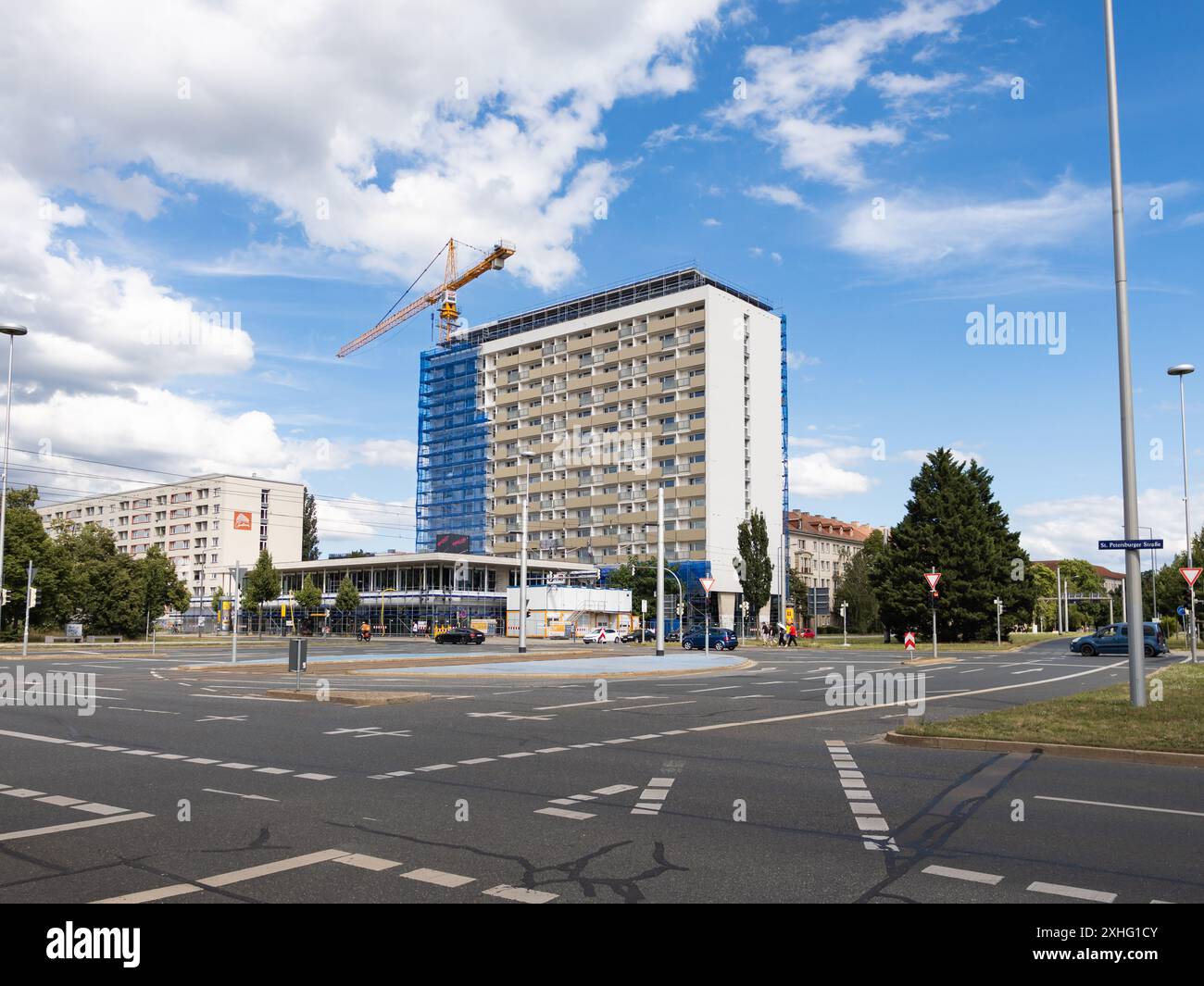 Edificio di appartamenti in Grunaer Str. 5 a Dresda con impalcatura. L'alto edificio residenziale della DDR è un cantiere edile. Foto Stock