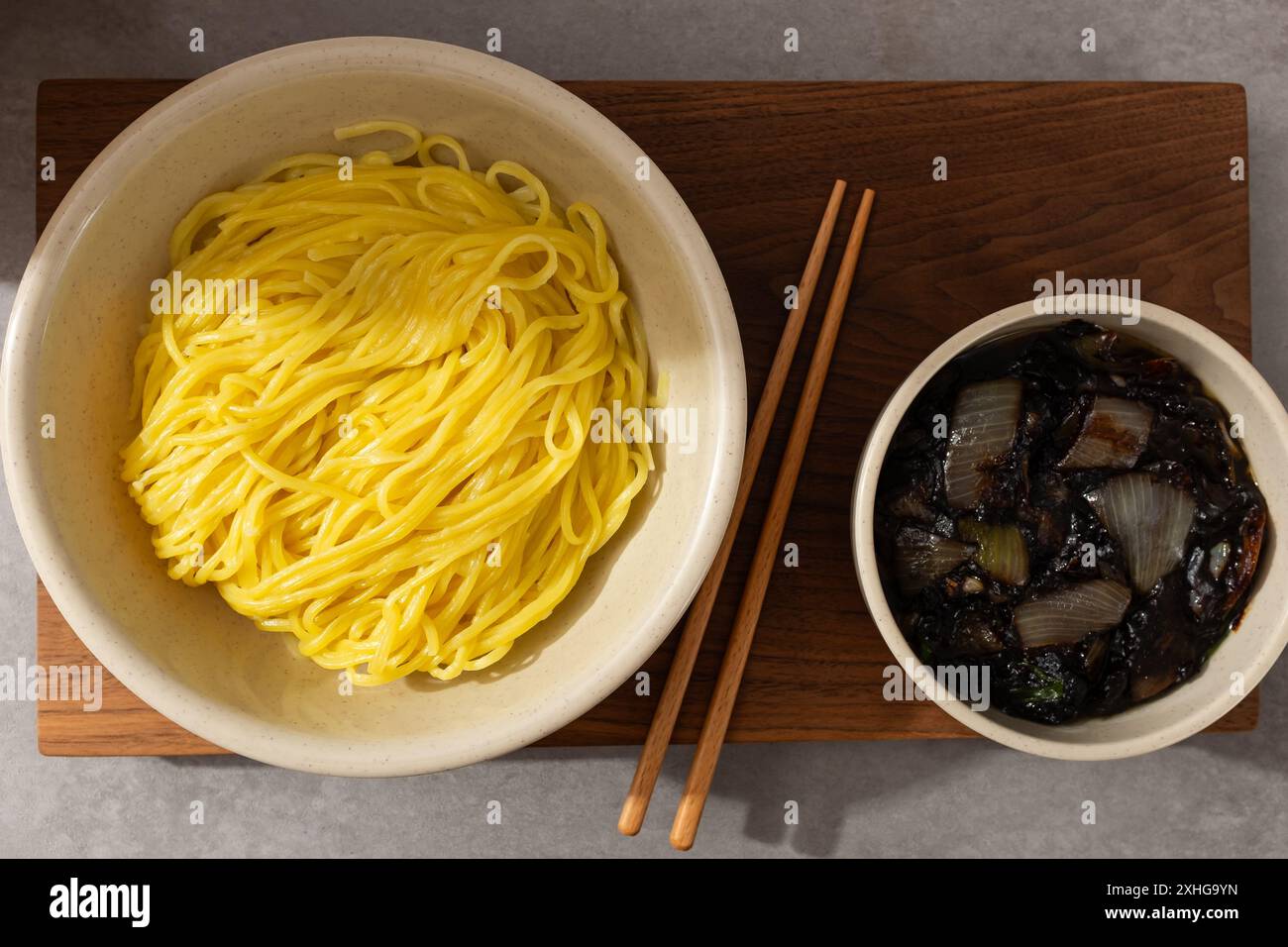 sparare il jjajang utilizzando pasta di fagioli neri tostati senza aggiungere acqua Foto Stock