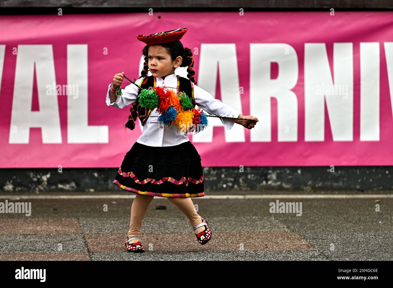 Edimburgo, Scozia, Regno Unito. 14 luglio 2024. Il carnevale del Jazz and Blues Festival, Una celebrazione di costumi, danze e sfilate di musica dal Mound ai West Princes Street Gardens e al palco di Ross, per un pomeriggio di intrattenimento dal vivo, che include musica, batteria, danza e attività per bambini. Bambini peruviani che ballano nella sfilata. Crediti: Craig Brown/Alamy Live News Foto Stock