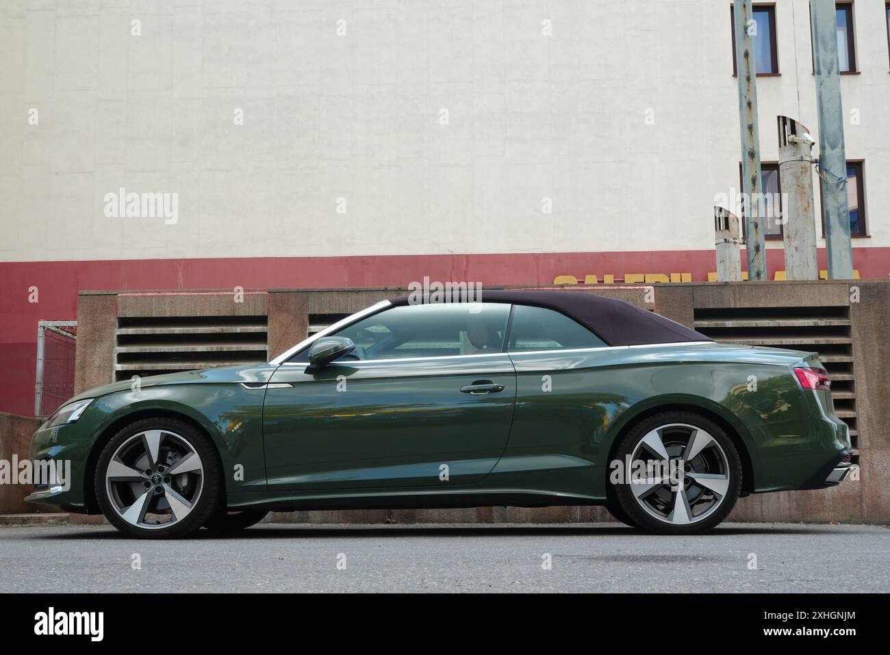 Bucarest, Romania - 6 giugno 2024: Vista laterale della vettura verde Audi quattro A5 Cabriolet Foto Stock