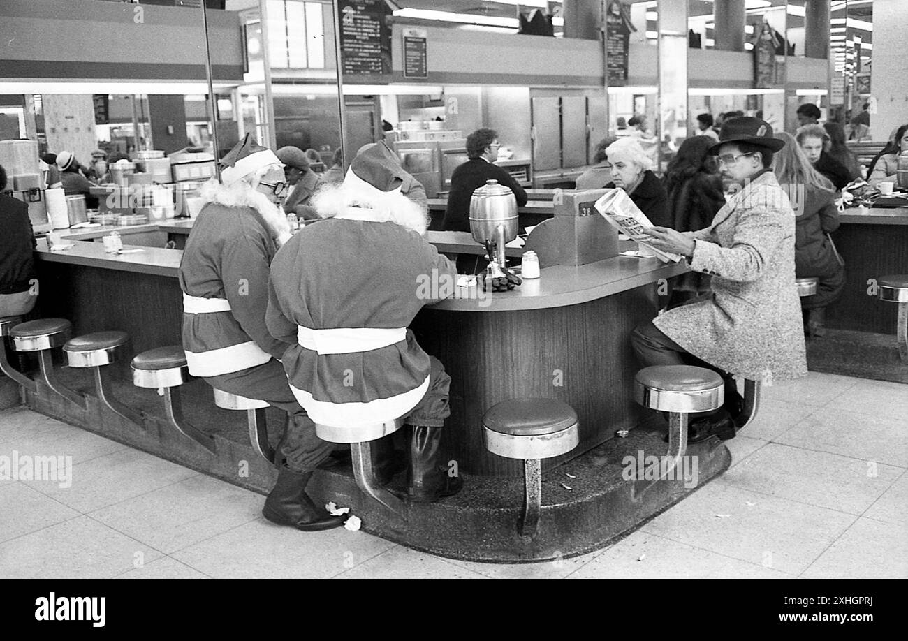 Salvation army charity shop Foto e Immagini Stock in Bianco e Nero - Alamy