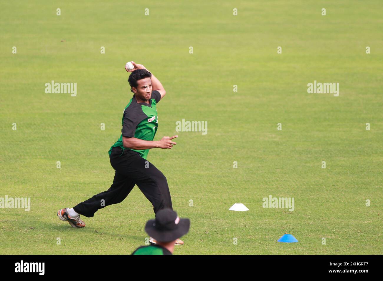 La squadra nazionale di cricket del Bangladesh partecipa alle sessioni di allenamento allo Sher-e-Bangla National Cricket Stadium di Mirpur, Dacca, Bangladesh, il 27 novembre 2010. Come Foto Stock