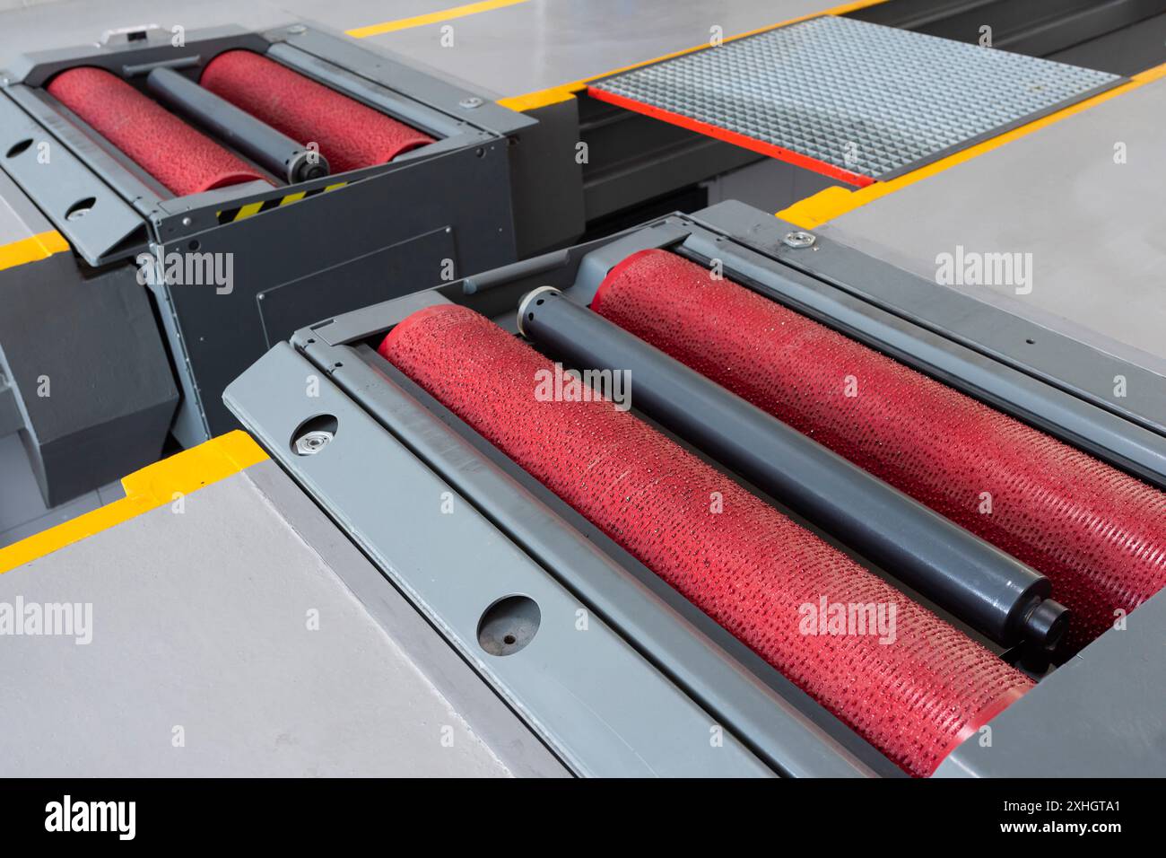 Attrezzature per il servizio e la riparazione di automobili. Controllo ruote, allineamento ruote. Diagnostica informatica, riparazione auto. Foto Stock