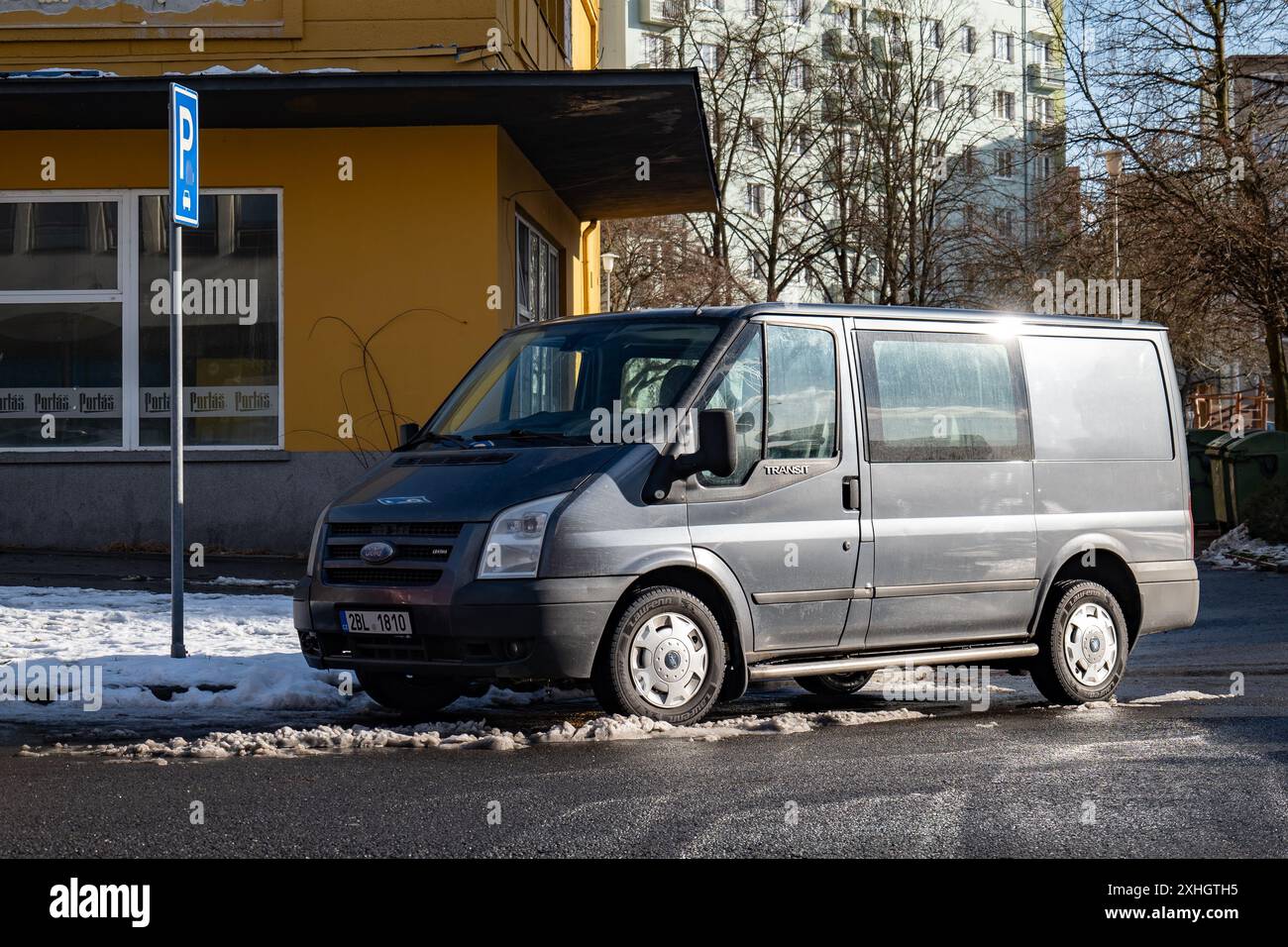 OSTRAVA, REPUBBLICA CECA - 20 GENNAIO 2021: Furgone Ford Transit Mk3 rinnovato parcheggiato in strada Foto Stock