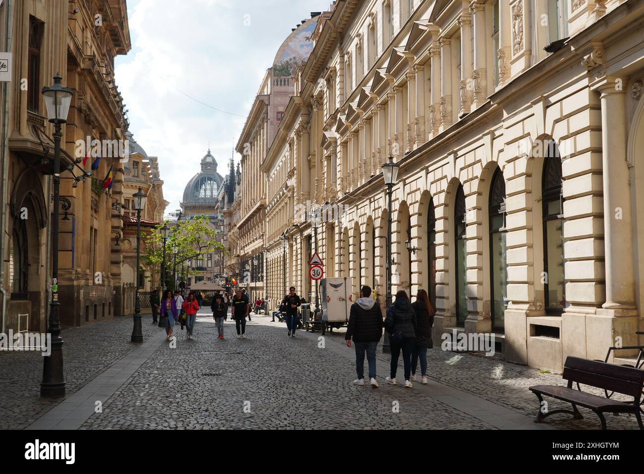 Bucarest, Romania - 19 aprile 2024: Via Stavropoleos nel centro storico di Bucarest con edifici storici in splendidi archi neoclassici Foto Stock