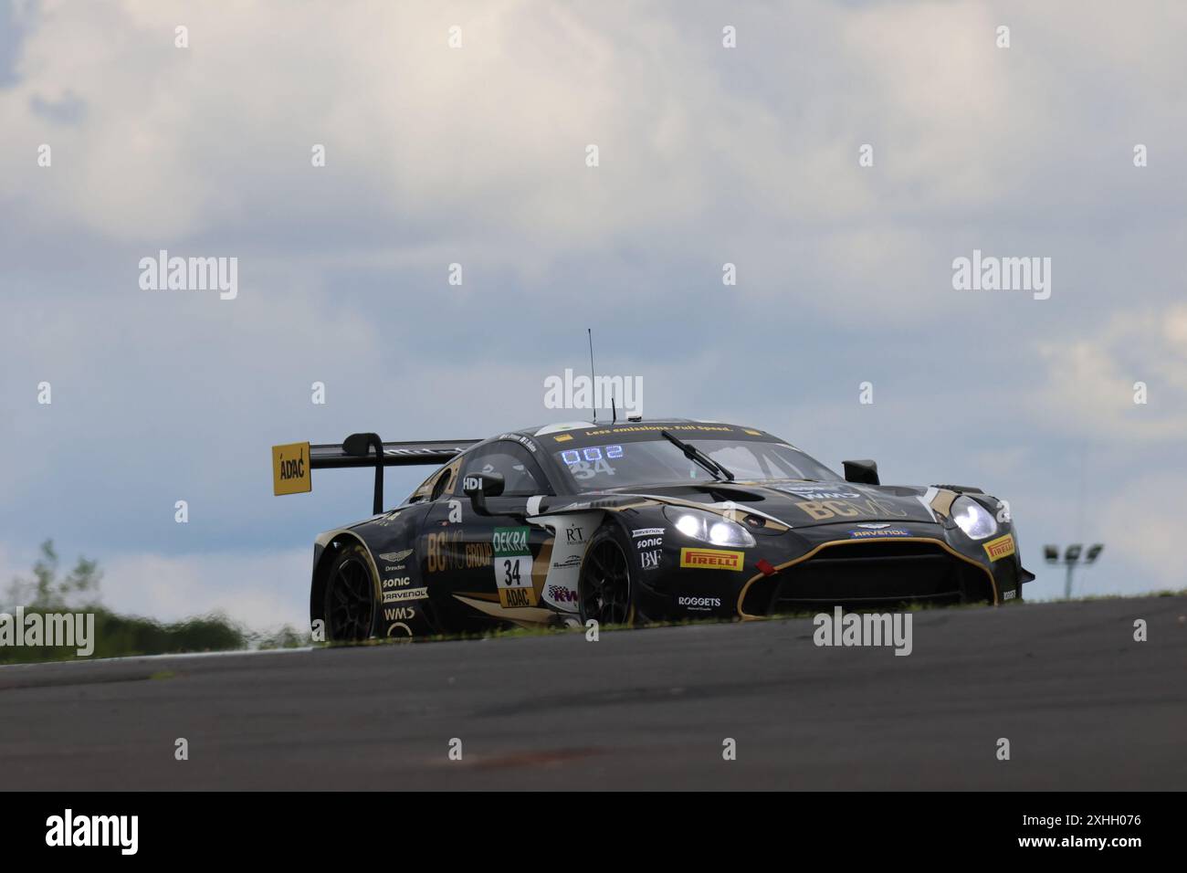 Denis Bulatov (DEU) / Mike David Ortmann (DEU), #34, Aston Martin Vantage AMR GT3, Team: Walkenhorst Motorsport (DEU), Motorsport, ADAC GT Masters, Nuerburgring, Rennen 5, Samstag, 13.07.2024 foto: Eibner-Pressefoto/Juergen Augst Foto Stock