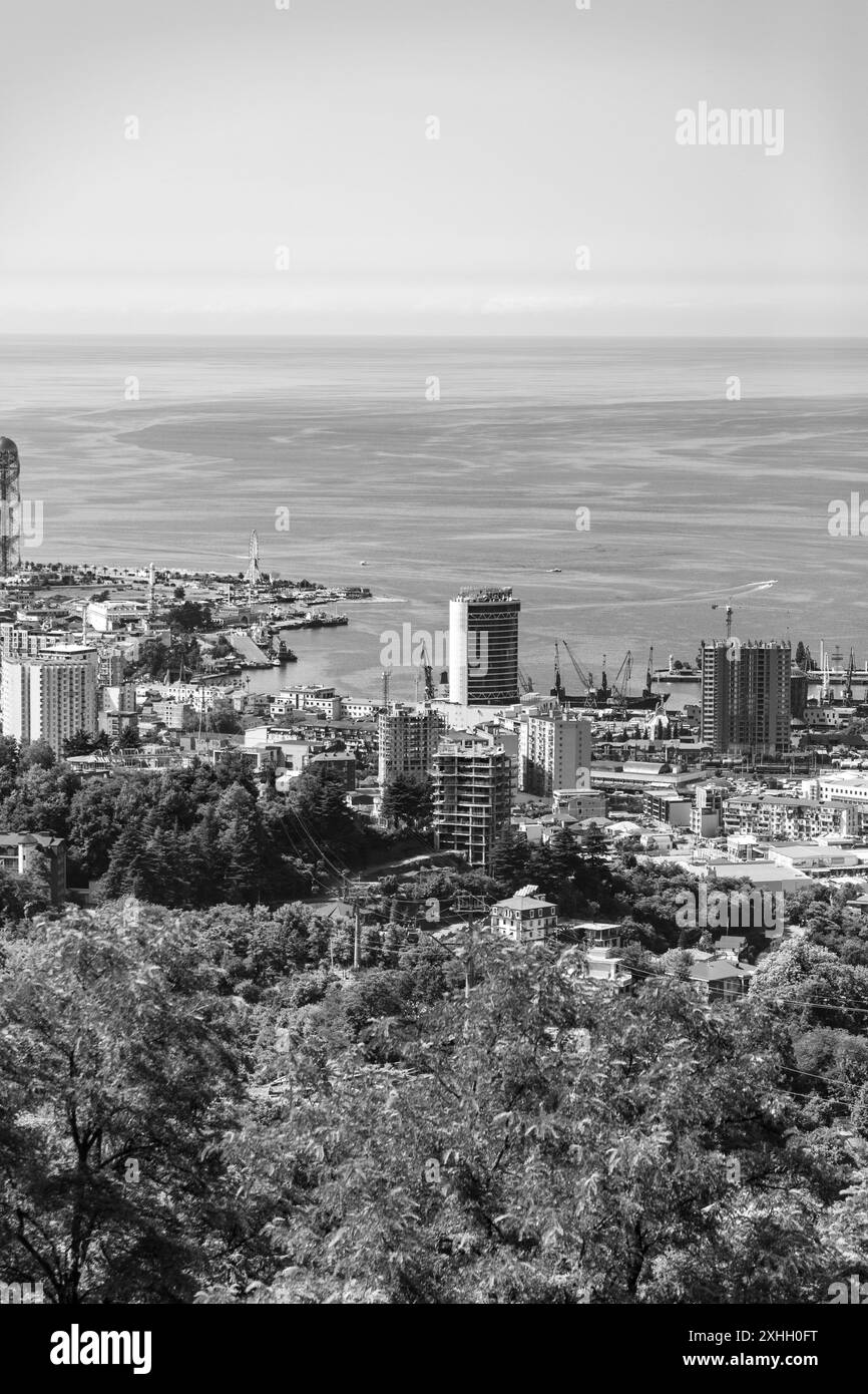 Batumi, Georgia - 13 GIUGNO 2024: Vista aerea della città di Batumi dalla cima del monte Anuria. Batumi è la capitale dell'Autonoma Republi Foto Stock