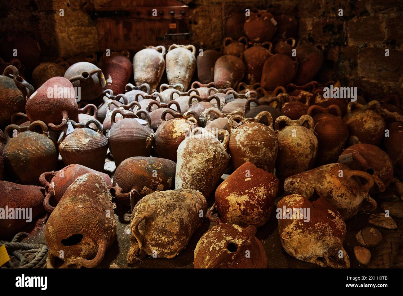 Manufatti storici in ceramica in mostra presso la fortezza veneziana di Koules, Heraklion, Creta, Grecia, Europa Foto Stock