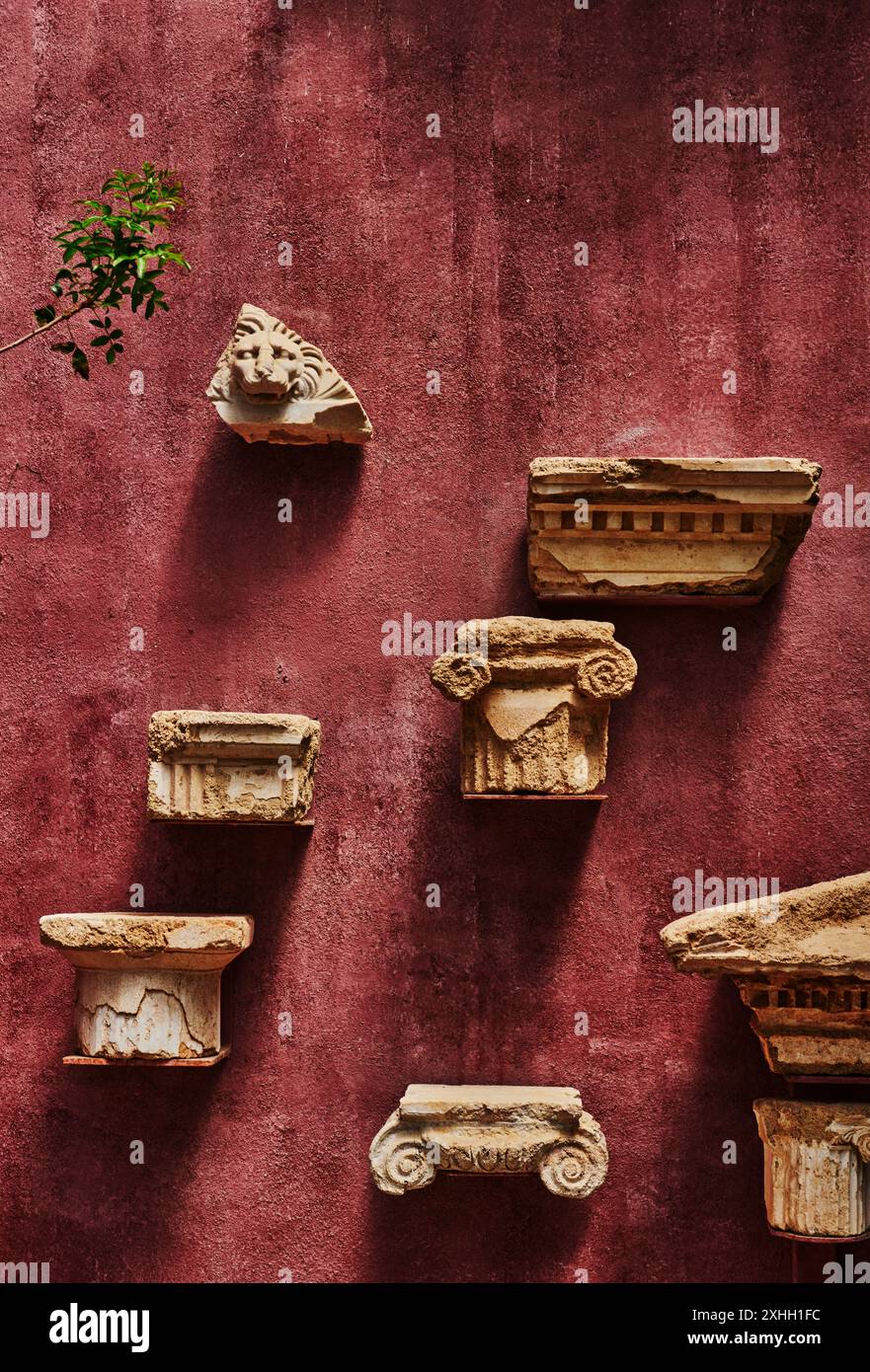 Oggetti storici esposti al Museo Archeologico di Rodi, centro storico, Rodi, Dodecaneso, Grecia, Europa Foto Stock